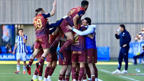 Los jugadores del Deportivo, celebrando uno de los goles de la victoria en Zubieta ante la Real Sociedad B