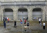 Los alumnos del Real Seminario de Mondo�edo, jugando ayer en uno de los patios.