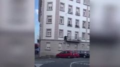 Hombre descolg�ndose por balc�n