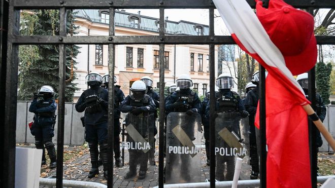 Agentes de polic�a desplegados en Varsovia ante el Tribunal Constitucional de Polonia 