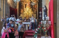 Un grupo de turistas se acerc� ayer a la iglesia parroquial de Padr�n para visitar el Pedr�n. 