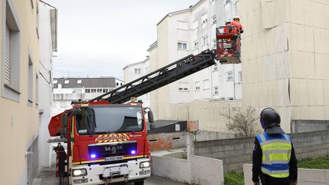 Los bomberos de Barreiros tuvieron que acudir a Burela a sujetar o a retirar varias planchas de edificios que se desprendieron debido al fuerte viento
