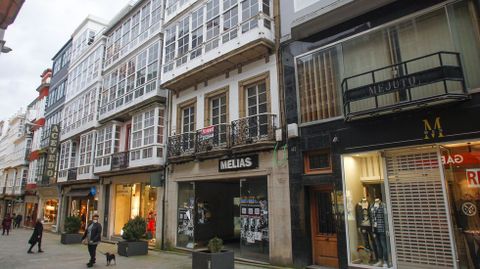 Calle Real, 145. En pleno centro, 160.000 euros. Tiene bajo comercial y tres plantas superiores, y una superficie de 481 metros cuadrados