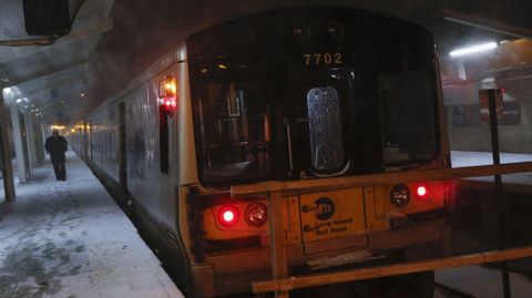 Tambi�n qued� suspendido el metro, que funciona 24 horas al d�a y transporta diariamente a unos seis millones de pasajeros