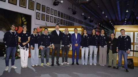 De derecha a izquierda. Manu Ca�nzos delegado, Santiago Rey presidente, Elena Rodr�guez (jugadora), Silvia Mill�n (fisio y jugadora), Blanca Mill�n (jugadora y capitana), Julio Bern�rdez (presidente de la Federaci�n Gallega de Baloncesto), Lino L�pez (entrenador), Miguel Juane (exjugador de baloncesto), Javier Masaguer (jefe de prensa), Moira Joiner (jugadora), Alba S�nchez (jugadora) y Jorge Rey (segundo entrenador)
