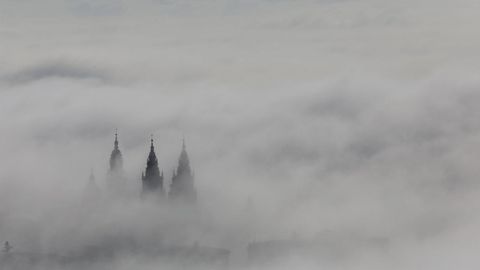 Vista de Santiago, un día de niebla, desde el Pedroso