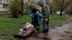 Una mujer llora ante el cad�ver de su padre, asesinado por las fuerzas rusas en J�rkov (Ucrania)