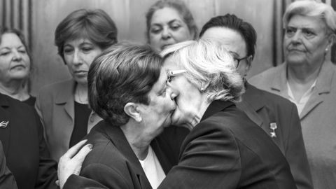 El fraternal beso socialista entre Lyudmila Brezhnev y Erica Honecker, 1979, de la serie Lideresas