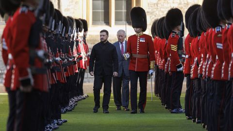 El presidente Zelenski pasa revista a la guardia del castillo de Windsor junto al rey Carlos III