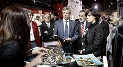 Rueda, en primer t�rmino junto a Paula Fern�ndez, con el cesado Pedro Corbacho detr�s con gafas.