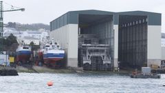 Dos ejemplos de empresas del sector naval juntos en Burela: a la izquierda, Varaderos Vibu, con pesqueros en reparacin y mantenimiento; y a la derecha, Armn Burela, con buques en construccin