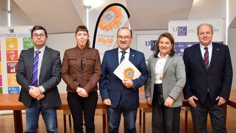 El jurado (de izquierda a derecha) estuvo formado por Francisco Fraga, vicerrector del campus lucense; Carlota L�pez Pardo, presidenta de Aresa; Antonio L�pez, rector de la USC; Mar�a Garc�a Busto, ejecutiva de Granja Campomayor, y Carlos Herrero, catedr�tico de la USC