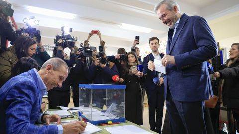 Jorge Azc�n deposita su voto para las elecciones auton�micas de Arag�n en un colegio de Zaragoza.