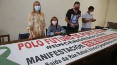 Representantes de Comisiones Obreras con el lema de la manifestaci�n a favor de Ence del d�a 16