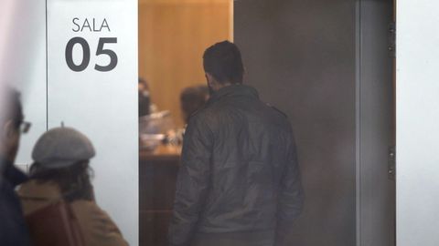 El investigado por el tiroteo de Maceda, Jess R.O. entra en la sala del Juzgado de Instruccin 1 donde se estudi la peticin de prisin provisional.