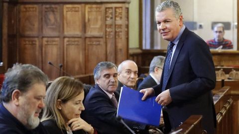 El presidente de la Federaci�n Asturiana de Empresarios (FADE), Belarmino Feito (d), a su llegada a la Comisi�n de Hacienda