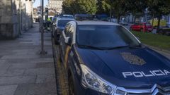 Veh�culos de la Polic�a Nacional estacionados ante la comisar�a de Santiago, en foto de archivo