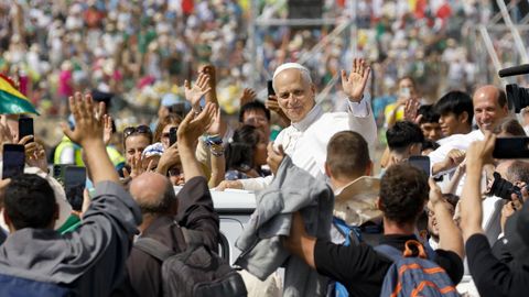 El papa Leon XIV rodeado de una multitud durante la misa de este domingo en el Jubileo de los Jvenes
