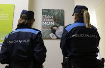 Estas dos agentes realizan un seguimiento de los casos de menor riesgo. 