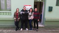 Katia Freije, Christian Guisado, Tamara Piney y V�ctor D�az junto a la sede de la Asociaci�n de Vecinos de El Coto