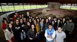 <span lang= es-es >Visitas escolares a Dombate</span>. El Concello promociona las visitas escolares a Dombate, como la que realiz� este jueves un grupo de estudiantes del IES de Cacheiras (Teo).