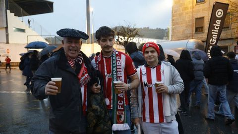 Los aficionados del Athletic Club en las afueras del estadio de O Couto