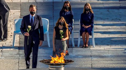 El rey y la princesa de Asturias, durante la ofrenda floral