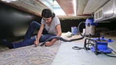 La restauradora Iria L�pez limpia los restos de materiales que se sedimentan en los mosaicos romanos de Lugo