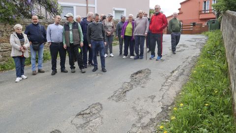 Veinte a�os circulando por una carretera llena de baches en Fene