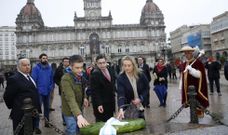 Ferreiro, Dapena y Pad�n depositaron la corona tras la actuaci�n de la Banda Municipal. 