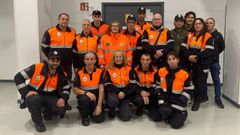 Parte del grupo de voluntarios (con el jefe, Roberto Dom�nguez, segundo por la izquierda agachado), en una jornada de formaci�n que celebraron en la Casa Dopeso