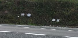 Tapacubos esparcidos por las orillas de la N-642, una constante. 