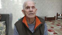 Jos� Cabeza Caama�o, de A Laracha, 100 a�os desde julio. A Laracha es tierra prol�fica en centenarios (tambi�n es el segundo municipio en poblaci�n, tras Carballo), aunque llegasen de otro municipio, como ya ha pasado en varias ocasiones. Es el caso de Jos� Cabeza Caama�o, que cumpli� los 100 en julio. Naci� en Gunti�n, en Sof�n (Carballo), pero lleva una vida en el lugar de A Teixoeira (parroquia de Cabovila�o,  A Laracha), donde se cas�. �A�nda se vale bastante por si mesmo, e pola casa cami�a co andador�, explica su hijo Suso. Y si hay que salir, se sale, como hizo en octubre y noviembre para los bautizos de dos bisnietos. Tiene buena memoria, de vez en cuando recuerda su �poca en el ej�rcito. Fue labrador, est� viudo hace algo m�s de un decenio y es el mayor de Cabovila�o. 