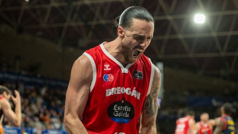 Francis Alonso festeja una de sus innumerables acciones brillantes en la cancha del Andorra.