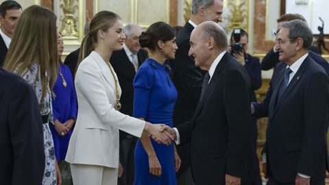 La princesa Leonor saluda a Miquel Roca, uno de los padres de la Constitucin, durante saludo posterior a los asistentes al acto de la jura