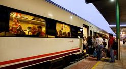 Los estudiantes son mayor�a en el medio mill�n de pasajeros anuales de la estaci�n de tren de Vilagarc�a.