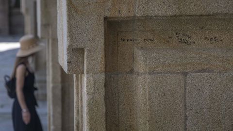 Imagen de archivo de unas pintadas en la fachada de la catedral de Santiago.