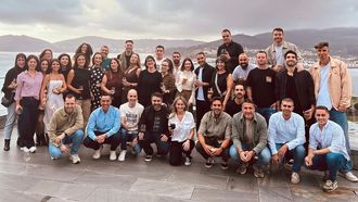 Imagen de grupo de los asistentes a la comida