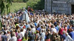 Los fieles se congregaron en torno a la imagen de la Virxe dos Milagres cuando fue sacada en procesi�n. 