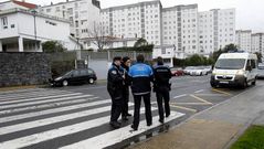 Los polic�as, levantando el atestado del atropello