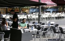 En la imagen, un grupo de clientes ayer por la tarde en la plaza de Amboage. 