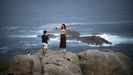 Dos personas se sacan una foto en el paseo mar�timo de A Coru�a. Imagen de archivo. 