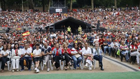 Miles de personas disfrutando del encuentro entre Espa�a y Portugal en el Mundial.