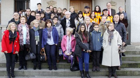 El codillo triunf� en A R�a.Autoridades y homenajeados posaron juntos a las puertas del consistorio