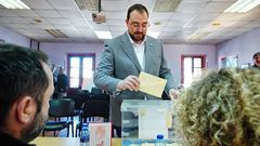 Barb�n votando en unas primarias del PSOE