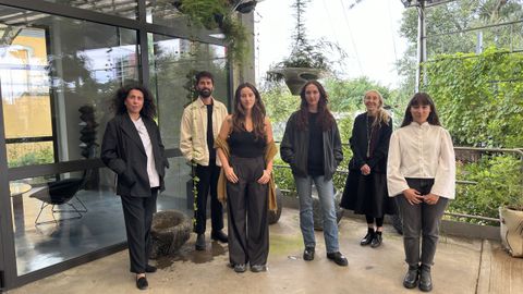 Arranca la segunda edicin de Future Stories. Los cuatro alumnos becados (Adrin Ramos, Sofa Dag, Alba Rodrguez y Luca Novais) posan acompaados por Carla Sozzani y Sara Sozzani Maino en la sede de la Fondazione Sozzani en Miln.