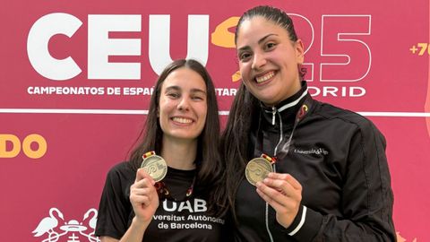 Alma P�rez y Desiree Rivadulla muestran sus medallas de oro.