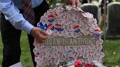 Pegatinas con el lema �Yo voto� en la tumba Susan B. Anthony