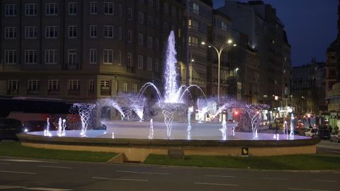 La fuente de Cuatro Caminos iluminada