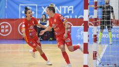 Rafa Pato y D�bora celebrando el gol del empate ante el Ourense en la primera parte